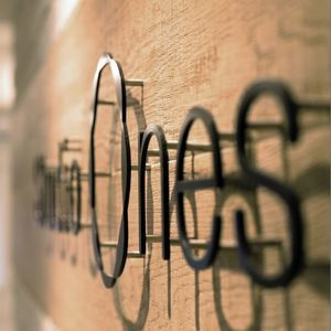 豊洲・有明エリアで選ばれる最新ダンススタジオ「ONES DANCE STUDIO」の外観・ロゴ看板。プロアーティストが直接指導する、江東区で最も熱気のあるダンス教室です。